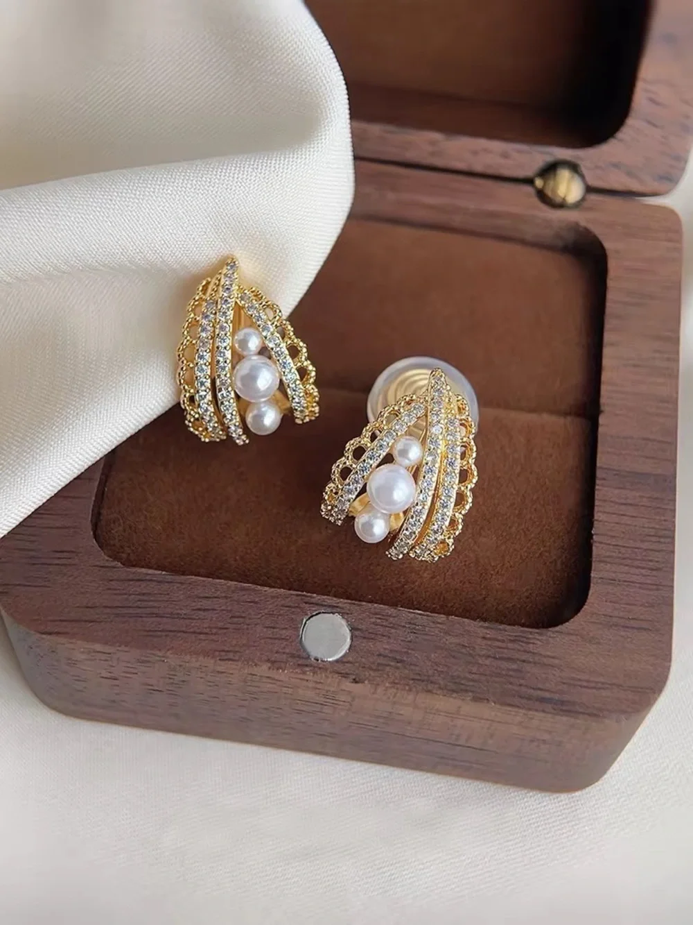 *** High Quality Gold Pearl Cluster Stud Earrings - Elegant Women Jewelry